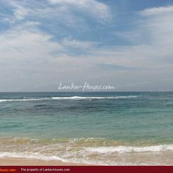 Beach front land with house in Habaraduwa