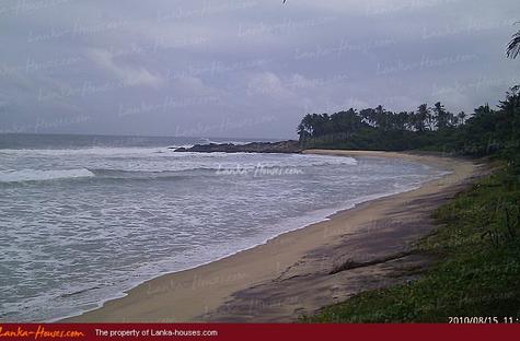 Beach land in Dikwella.